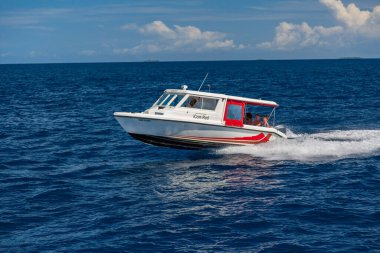 Ari Atoll, Maldivler - 17 Aralık 2017: Hint Okyanusu 'ndaki Maldivler' de deniz yolculuğu yapan turist sürat teknesi. Sürat teknesi, turistleri almak için Maldivler, Hint Okyanusu 'na yanaşıyor..
