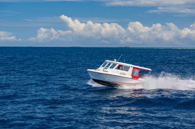 Ari Atoll, Maldivler - 17 Aralık 2017: Hint Okyanusu 'ndaki Maldivler' de deniz yolculuğu yapan turist sürat teknesi. Sürat teknesi, turistleri almak için Maldivler, Hint Okyanusu 'na yanaşıyor..