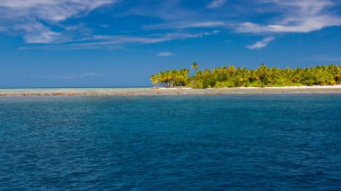 Beyaz kum, palmiye ağaçları, turkuaz okyanus güneşli yaz gününde bulutlu mavi gökyüzüne karşı güzel tropik plaj. Rahatlatıcı tatil için harika bir manzara, Maldivler adası. Cennet adası plajı