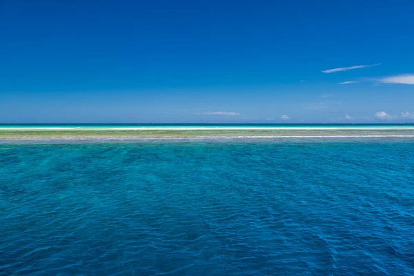 热带海滩 海滨异国情调旅游 暑假旅游目的地 有珊瑚礁 棕榈树下有白色沙滩 晴朗的蓝天 热带海滩景观 — 图库照片