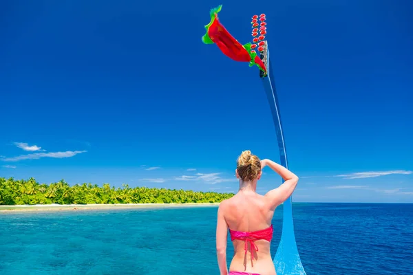 Сексуальная Женщина Стоящая Задом Наперед Смотрящая Тропический Пляж Море Мальдивском — стоковое фото