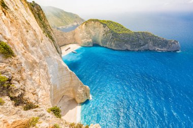 Yunanistan 'ın Zakynthos kentindeki inanılmaz plaj. Yunanistan 'ın Zakynthos Adası' ndaki Navagio Plajı. Yunan turları, yaz gezileri. İnanılmaz doğa manzarası, Akdeniz manzarası beyaz uçurumlar ve sakin mavi deniz.