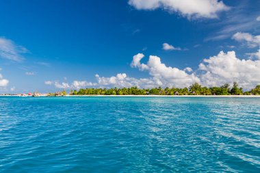 Maldivler 'in tropikal mavi gölündeki lüks kaplıcaların üzerinde. Egzotik deniz kıyıları, plaj. Fotokopi alanı olan cennet adası, yaz manzarası deniz manzarası sahili arka planı. Lüks seyahat tatili
