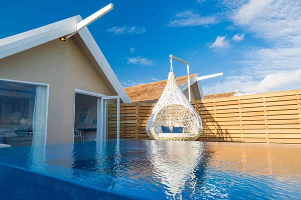 Luxus Strandresort Bungalow Der Nähe Von Endlosem Pool Über Dem — Stockfoto
