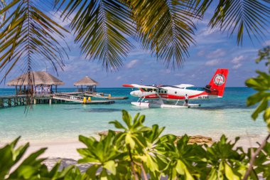 Ari Atoll, Maldivler - 05.05.2018: Lüks tatil beldesinde Maldivler deniz uçağı, uçağı taşıyan ahşap iskele, kalkışa hazır. Maldivler adasında tropik ada geçmişi, seyahat ve turizm kavramı