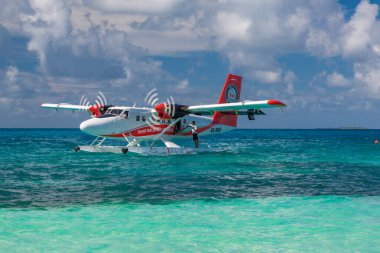 05.19.2019 - Ari Atoll, Maldivler: Maldivler 'de Trans Maldivian Havayolları deniz uçağı ile egzotik bir sahne. Maldivler 'de tatil ya da tatil kavramı. Yaz tatili ulaşımı