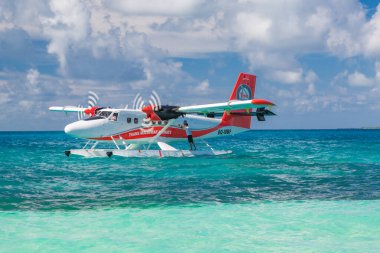 05.19.2019 - Ari Atoll, Maldivler: Maldivler 'de Trans Maldivian Havayolları deniz uçağı ile egzotik bir sahne. Maldivler 'de tatil ya da tatil kavramı. Yaz tatili ulaşımı