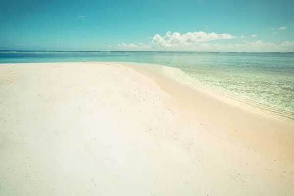 Strand Och Tropiskt Hav Begreppet Hav Sand Himmel Och Sommardag — Stockfoto