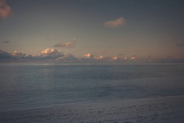 令人心旷神怡的平静大海与日落的天空 冥想的海洋和天空背景 水面上多彩的地平线 清晨时分 海面上的日出 自然景观海景 — 图库照片