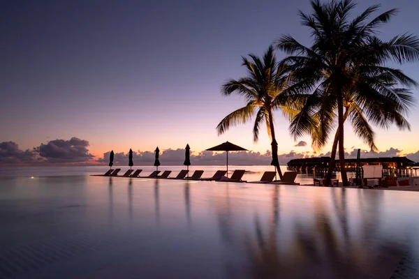 Пляжный Пейзаж Острова Мальдив Роскошный Курорт Стульями Зонтиками Летнего Отдыха — стоковое фото