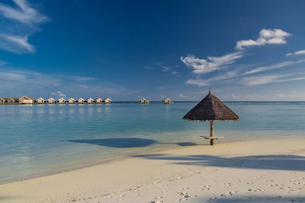 Západ Slunce Ostrově Maledivy Vodní Vily Resort Mořskou Pláštěnkou Klidné — Stock fotografie
