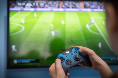Debrecen, Macaristan, 19 yaşında. Kasım 2017 'de Xbox 1' in oyun konsolu, oyun konsolu, elinde çocuk, E-sporu olarak futbol oynuyor. Futbol, efotbol