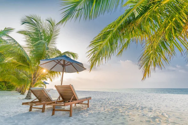 Schöner Strand Stühle Sandstrand Der Nähe Des Meeres Sommerurlaub Und — Stockfoto