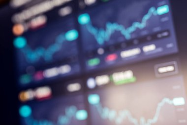 Grafikler ve çubuk grafikleri gibi parlayan Forex 'ler bulanık mavi arkaplan üzerinde daldırıcı arayüzler. Hisse senedi ve takas kavramı. İş soyut bilgi grafikleri. Tonlanmış resim çifte pozlama maketi