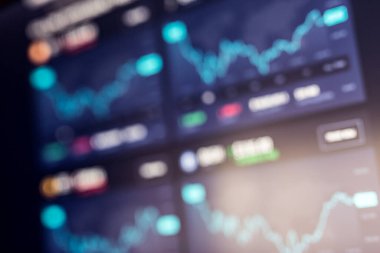 Grafikler ve çubuk grafikleri gibi parlayan Forex 'ler bulanık mavi arkaplan üzerinde daldırıcı arayüzler. Hisse senedi ve takas kavramı. İş soyut bilgi grafikleri. Tonlanmış resim çifte pozlama maketi