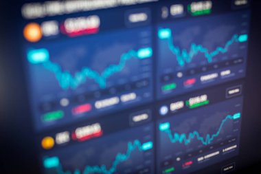 Grafikler ve çubuk grafikleri gibi parlayan Forex 'ler bulanık mavi arkaplan üzerinde daldırıcı arayüzler. Hisse senedi ve takas kavramı. İş soyut bilgi grafikleri. Tonlanmış resim çifte pozlama maketi