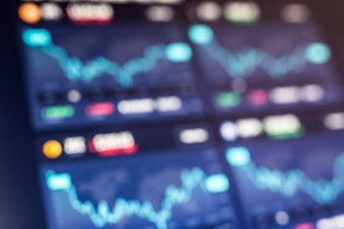 Grafikler ve çubuk grafikleri gibi parlayan Forex 'ler bulanık mavi arkaplan üzerinde daldırıcı arayüzler. Hisse senedi ve takas kavramı. İş soyut bilgi grafikleri. Tonlanmış resim çifte pozlama maketi