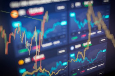 Grafikler ve çubuk grafikleri gibi parlayan Forex 'ler bulanık mavi arkaplan üzerinde daldırıcı arayüzler. Hisse senedi ve takas kavramı. İş soyut bilgi grafikleri. Tonlanmış resim çifte pozlama maketi