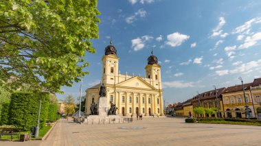 Macaristan 'ın Debrecen kentindeki Kossuth' ta büyük bir kilise. Macaristan 'ın Debrecen şehrinin ana meydanı