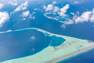 Maldivler adalarının hava manzarası dünyanın en güzel yeridir. Maldivler turizmi. Maldivler adası tatil cenneti deniz manzarası, mercan resifleri ve mercan adaları. Lüks yaz seyahatleri.