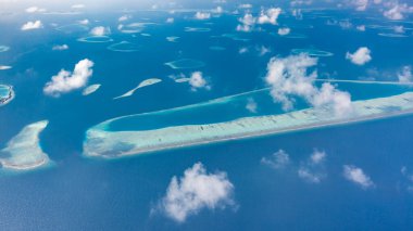 Maldivler adalarının hava manzarası dünyanın en güzel yeridir. Maldivler turizmi. Maldivler adası tatil cenneti deniz manzarası, mercan resifleri ve mercan adaları. Lüks yaz seyahatleri.