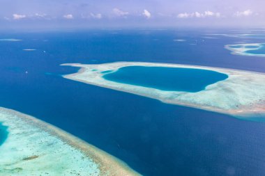 Maldivler adalarının hava manzarası dünyanın en güzel yeridir. Maldivler turizmi. Maldivler adası tatil cenneti deniz manzarası, mercan resifleri ve mercan adaları. Lüks yaz seyahatleri.
