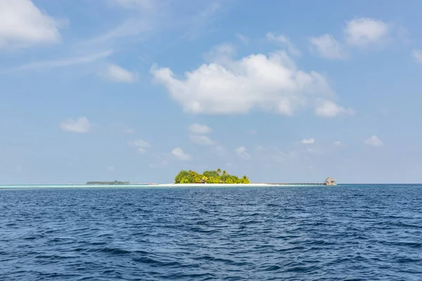 印度洋环礁内的热带岛屿 荒无人烟的亚热带荒岛 有棕榈树 热带岛屿上的空白沙滩 马尔代夫美丽的长长的白色沙滩 — 图库照片
