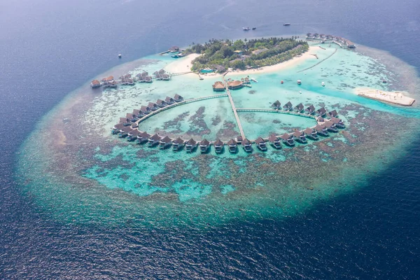 Pemandangan Udara Dari Pulau Tropis Dalam Air Pirus Mewah Atas — Stok Foto