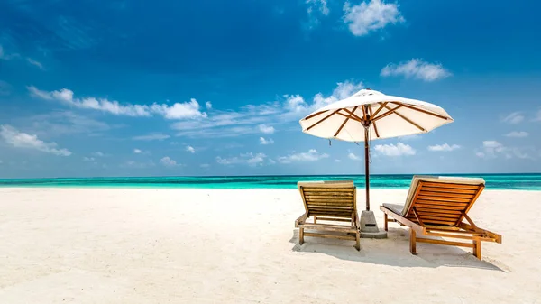 Perfekte Strandurlaubslandschaft Sea Sand Sky Konzept Mit Sonnenschirm Und Liegestühlen — Stockfoto