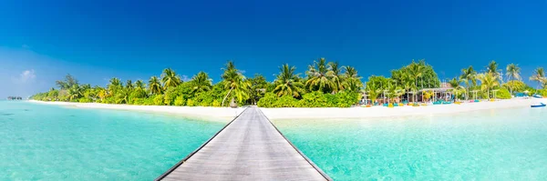 Niesamowita Panorama Plaży Malediwach Luksusowe Wille Wypoczynkowe Krajobraz Morski Pomostem — Zdjęcie stockowe