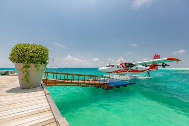 Ari Atoll, Maldivler - 05.05.2018: Lüks tatil beldesinde Maldivler deniz uçağı, uçağı taşıyan ahşap iskele, kalkışa hazır. Maldivler adasında tropik ada geçmişi, seyahat ve turizm kavramı