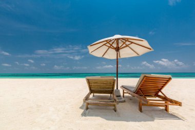 Güzel tropikal plaj afişi. Beyaz kum ve deniz manzaralı seyahat turizmi geniş panorama arka planı kavramı. İnanılmaz bir sahil manzarası. Renk sürecini güçlendir. Lüks ada tatil beldesi ya da tatil