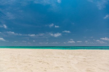 Yaz mevsimi deniz manzarası güzel dalgalar, güneşli bir günde mavi deniz suyu. Deniz manzarası, inanılmaz tropikal doğa arka planı. Su sıçratan dalgalar ve kumsal kum konseptiyle güzel, parlak deniz.