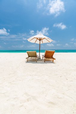 Güzel tropikal plaj afişi. Beyaz kum ve deniz manzaralı seyahat turizmi geniş panorama arka planı kavramı. İnanılmaz bir sahil manzarası. Renk sürecini güçlendir. Lüks ada tatil beldesi ya da tatil