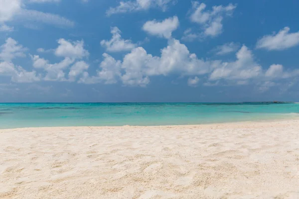 Leeg Tropisch Strandlandschap Zacht Zand Blauw Uitzicht Zee Exotisch Zomerlandschap — Stockfoto