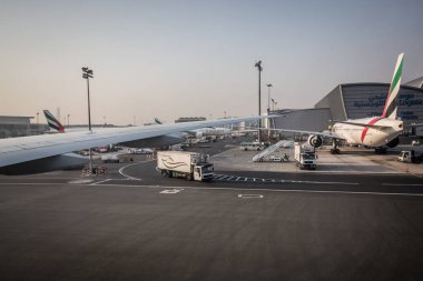 DUBAI, BAE - 25 Ocak 2019: Dubai havaalanından (DXB) vergiye hazır uçak filosu sabahın erken saatlerinde kumlu havada.