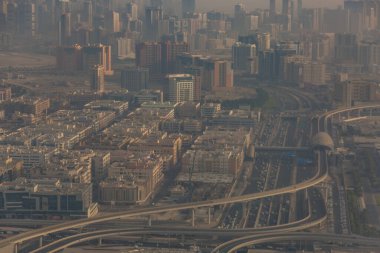 Kum fırtınası sırasında Dubai 'nin gece manzarası. Dubai bir kum fırtınası altında havadan görüldüğü gibi