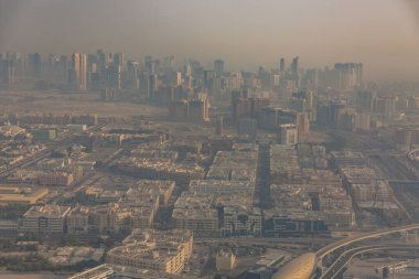 Kum fırtınası sırasında Dubai 'nin gece manzarası. Dubai bir kum fırtınası altında havadan görüldüğü gibi