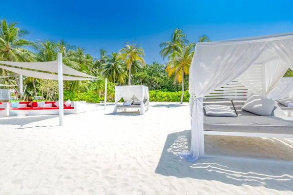 Erstaunliche Sommerferien Hintergrund Luxuriöse Strandkulisse Mit Weißem Baldachin Und Liegestühlen — Stockfoto