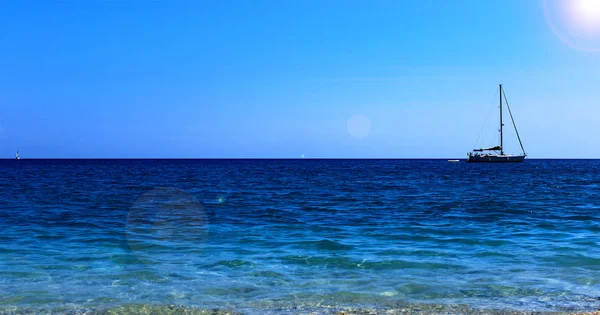 İçinde Yelkenli iyonik denize üzerinde rahatlatıcı deniz manzaralı