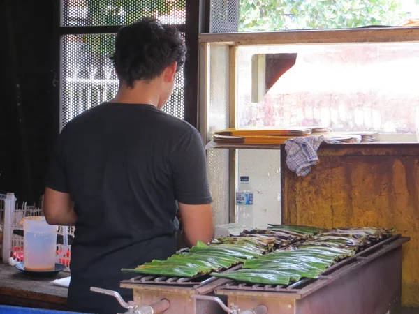 Jakarta Indonesië Maart 2017 Een Man Otak Otak Gegrilde Vis — Stockfoto