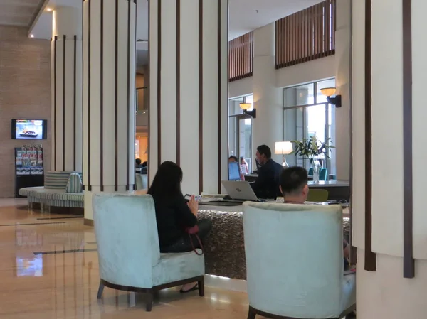 Jakarta Indonesia Marzo 2017 Algunas Personas Registran Recepción Hotel — Foto de Stock