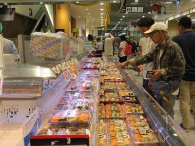Tangerang, Endonezya - 20 Mayıs 2018: suşi gıda Market satın insanlar.