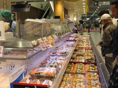 Tangerang, Endonezya - 20 Mayıs 2018: suşi gıda Market satın insanlar.