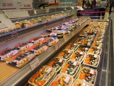 Tangerang, Endonezya - 20 Mayıs 2018: Suşi, özel olarak hazırlanmış sirke pirinç Japon bir fincan ile deniz ürünleri gibi maddeler çeşitli sebze ve zaman zaman tropik meyve birlikte.