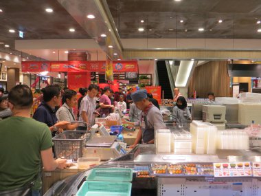 Tangerang, Endonezya - 20 Mayıs 2018: suşi gıda Market satın insanlar.