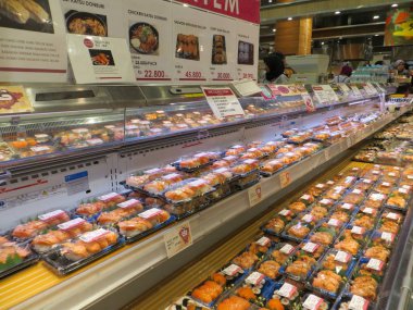 Tangerang, Endonezya - 20 Mayıs 2018: Suşi, özel olarak hazırlanmış sirke pirinç Japon bir fincan ile deniz ürünleri gibi maddeler çeşitli sebze ve zaman zaman tropik meyve birlikte.