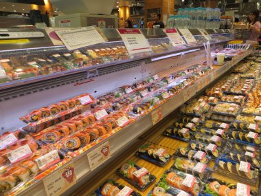 Tangerang, Endonezya - 20 Mayıs 2018: Suşi, özel olarak hazırlanmış sirke pirinç Japon bir fincan ile deniz ürünleri gibi maddeler çeşitli sebze ve zaman zaman tropik meyve birlikte.