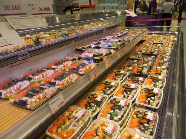 Tangerang, Endonezya - 20 Mayıs 2018: Suşi, özel olarak hazırlanmış sirke pirinç Japon bir fincan ile deniz ürünleri gibi maddeler çeşitli sebze ve zaman zaman tropik meyve birlikte.