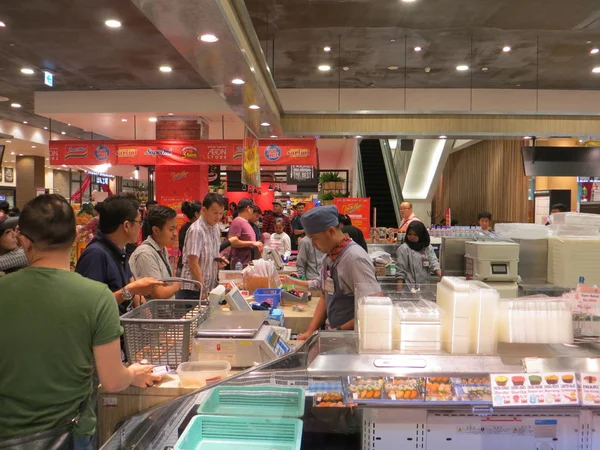 Tangerang, Endonezya - 20 Mayıs 2018: suşi gıda Market satın insanlar.